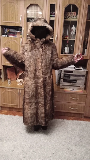 Haină Lungă din Blană Naturală, cu glugă amplă, realizata din Materiale Naturale