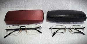 2 perechi de ochelari de vedere + 2 etuiuri