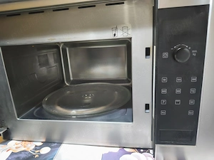 Vând cuptor microunde incorporabil.