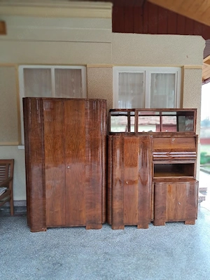 Vand mobila veche din lemn masiv dulap si vitrina