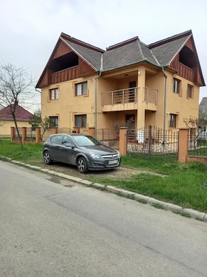 Vind casa cu teren și anexa 