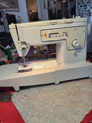 Vînd mașina de cusut. 