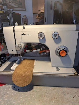 Vînd mașina de cusut. 