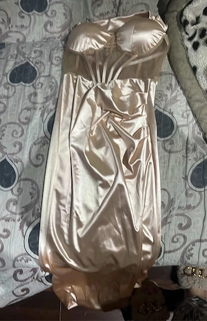 vand rochie aurie marimea xs nepurtata 