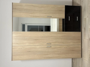 Dulap spațios și elegant, ideal pentru organizarea perfectă a hainelor tale