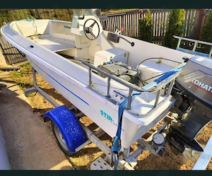 Vând sau Schimb barca cu motor. 4m 4 5 persoane. Înmatriculate ambele