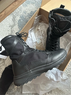 Vând bocanci tactici 