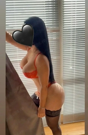 Bruneta frumoasa Nifomana pentru cateva zile in oras 