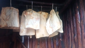 Slănină afumată de casă la 35 lei kg și țuică de prune producție 2018la 55lei litru  - imagine 2