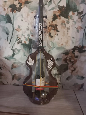 Suport pentru vin în formă de vioară 