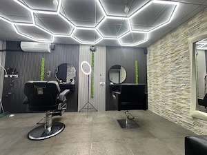 Închiriez camera, post de lucru coafor 