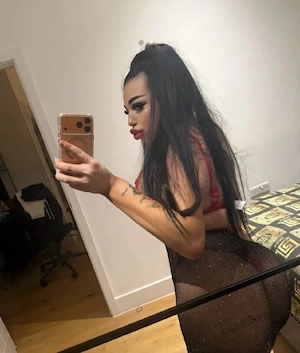 lore party trans  . siliconata. foarte pofticioasa 