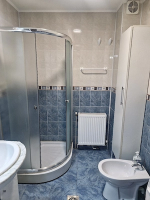 Apartament 2camere la parter Zonă centrală. 