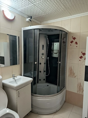 Închiriez apartament cu 3 camere și loc de parcare  - imagine 3