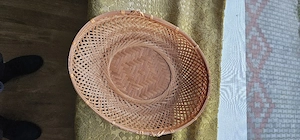 Cos din bambus cu manere cu 23 oua de gaina si unul de gasca.