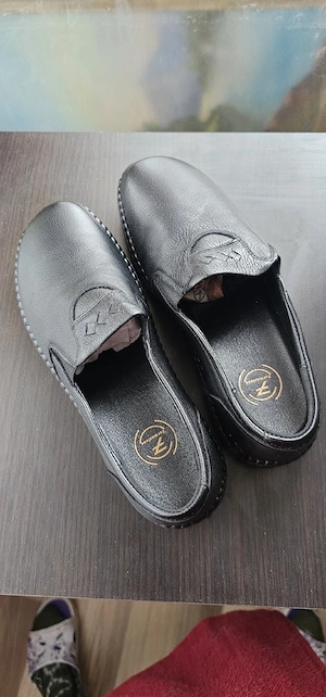 Vand Pantofi dama din piele artificiala,foarte eleganti.