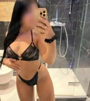 Nou stop bruneta focosa fac și deplasări 