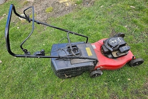 Masina de tuns iarba