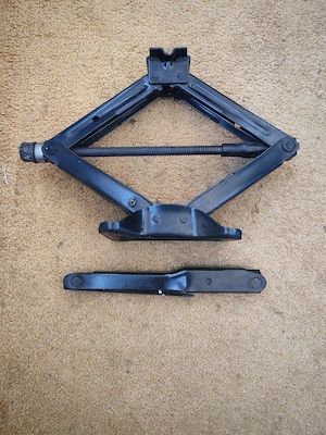 Cric, coarbă cheie roți 