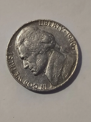 Este o monedă   SUA de colecție de 5 cenți cu o vechime de 46 de ani Jefferson Nickel din 1980. 