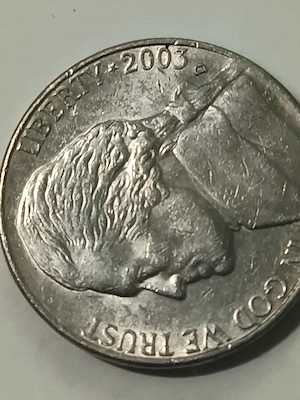 Monedă de 5 cenți SUA din anul 2003. 