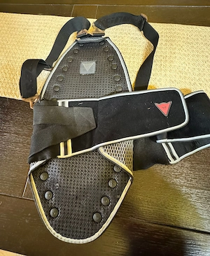 Se vând articole vestimentare moto. Pentru poze și detalii suplimentare răspund whatsapp.