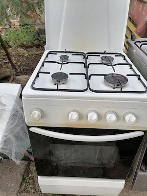 Vind urgent Aragaz cu patru ochiuri și cuptor gaz 