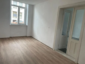 Vind apartament doua camere,baie toate utilitatile la casa curte comuna ,in Alba iulia linga tribun  - imagine 3