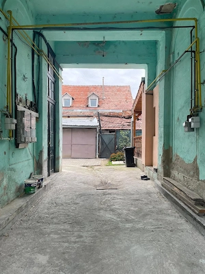 Vind apartament doua camere,baie toate utilitatile la casa curte comuna ,in Alba iulia linga tribun  - imagine 5