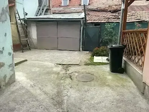 Vind apartament doua camere,baie toate utilitatile la casa curte comuna ,in Alba iulia linga tribun 