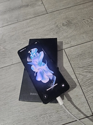 Samsung Flip 4 Z pentru piese. Display mare cu probleme