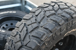 Vând 4 anvelope Cooper Discoverer STT Pro 31 10.5/R15 - imagine 3