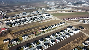 Teren 1.100 mp intravilan 2 deschideri, toate utilitățile, ideal casă