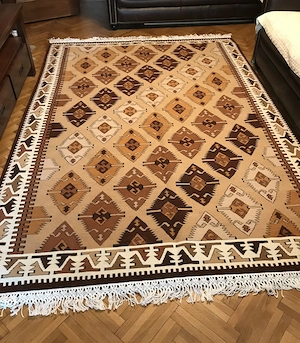 Covor tesut de maicute in atelierele Manastirii Agapia.