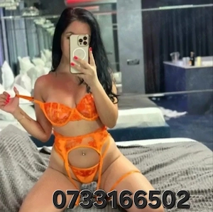 Bruneta sexy ,azi am ajuns am si colega!!! 