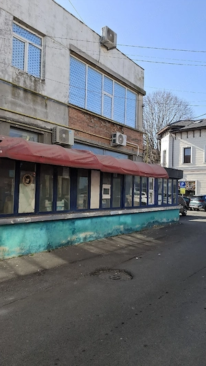 Vand spatiu comercial din constructie