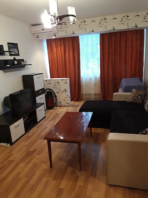 inchiriez apartament 2 camere etaj 1 piata mare