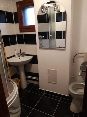 inchiriez apartament 2 camere etaj 1 piata mare - imagine 3