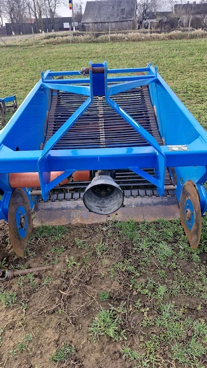 Mașină de scos recoltat ceapă.usturoi 