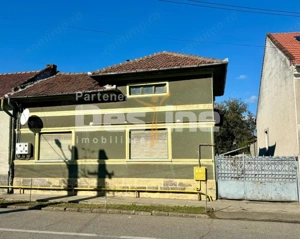 Vand casa ultracentrl Simeria din caramida acces de pe 2 strazi.