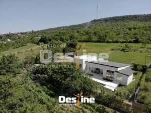 Casă sustenabilă 196 mp cu design futurist, în natură, mobilată utilată BÂRNOVA