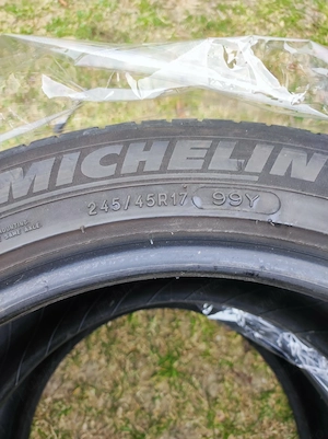 Vand 4 anvelope de vara Michelin 245 45 17 uzate cu 300 lei