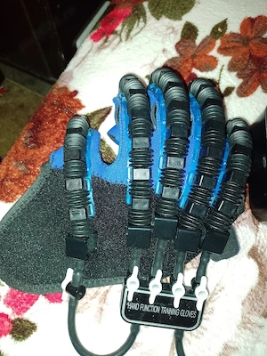 Mănuşă robotică de recuperare a funcţii motorii