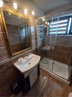 Inchiriez apartament in CENTRU in BLOC NOU cu loc de parcare inclus gratis - imagine 4