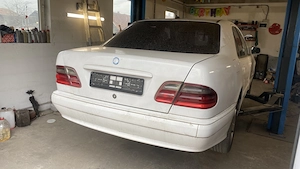 Dezmembrez Mercedes Benz E200 W210 2.2 CDI An 2000 611.961 - imagine 4