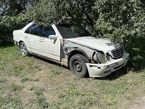 Dezmembrez Mercedes Benz E200 W210 2.2 CDI An 2000 611.961 - imagine 8