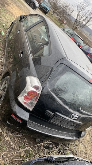 Dezmembrez Toyota Corolla Verso 2.0 D 85Kw 2004 - imagine 3