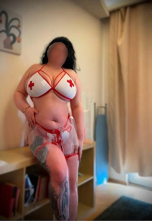 Femeie plinuță, îngrijită și atentă la dorințele tale