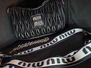 Geanta neagra aurie matlasata