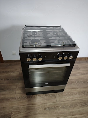 Aragaz Beko cu 4 arzătoare și cuptor electric cu ventilație